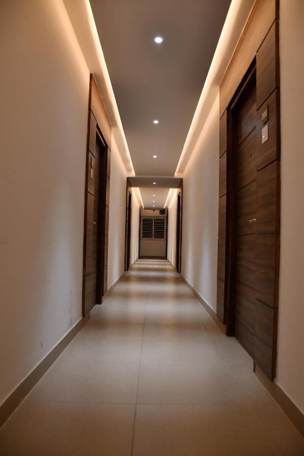فندق Adhikrishna Arcade إرود المظهر الخارجي الصورة