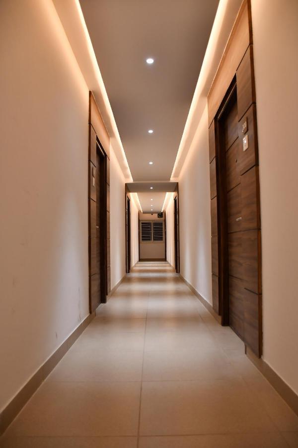 فندق Adhikrishna Arcade إرود المظهر الخارجي الصورة